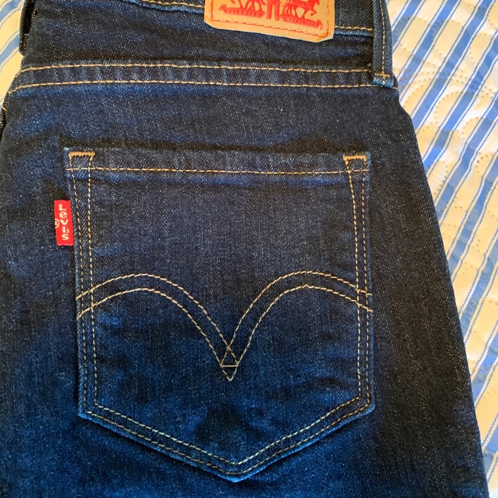 Woman’s size 4 Levi jeans.